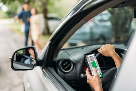 driver distracted by phone